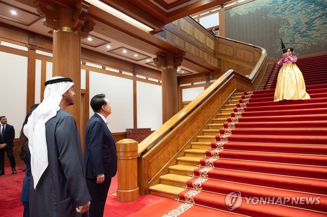 President Yoon Suk-yeol and President Muhammad of the UAE enjoying a performance together
(Seoul=Yonhap News) by Hong Hai-in, President Yoon Suk-yeol and President Muhammad bin Zayed Al Nahyan of the United Arab Emirates (UAE) enjoy a performance together at the state visit banquet of President Muhammad at the Blue House main building in Seoul on the 28th. 2024.5.28 [Provided by Presidential Office. Redistribution and DB prohibition] hihong@yna.co.kr