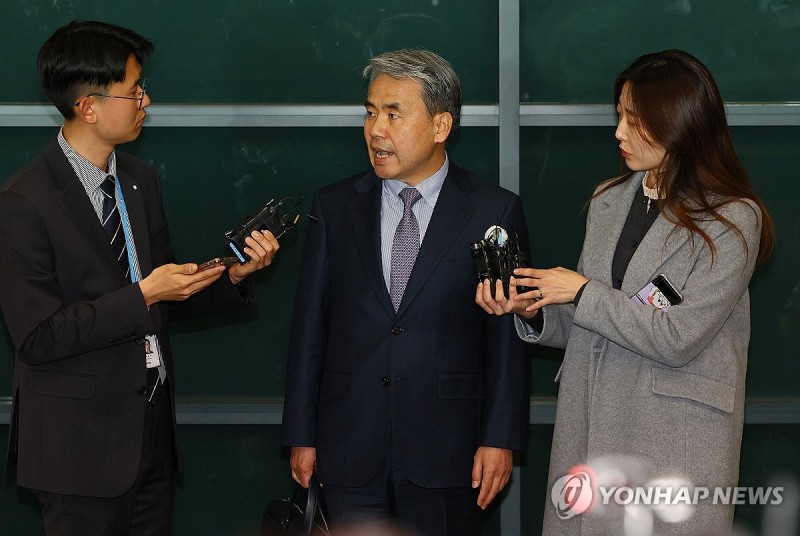 <b>이종섭</b> "尹대통령 <b>통화</b>, 항명수사와 <b>무관</b>…의혹 받을 부분 없어"