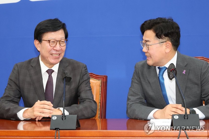 <b>박형준 부산시장</b>과 면담하는 박찬대 <b>원내대표</b>