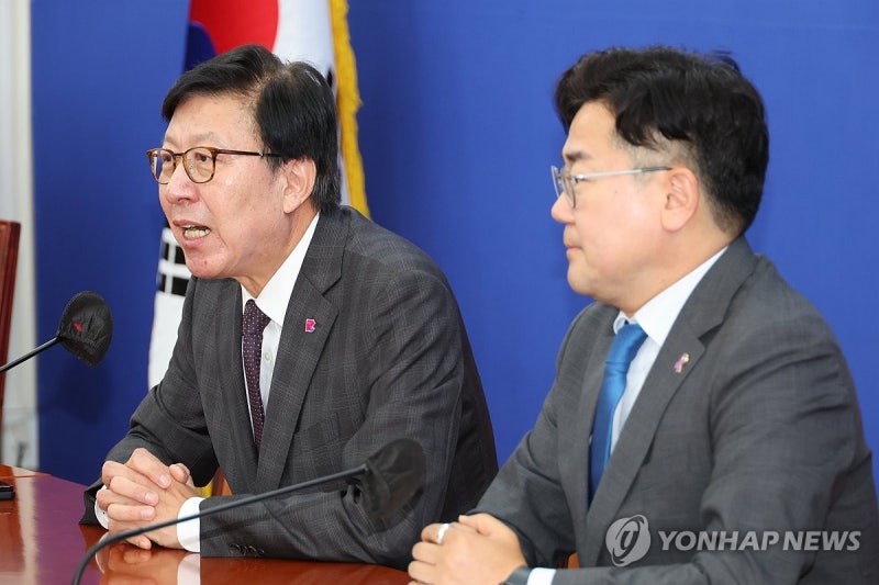 박찬대 <b>원내대표</b>와 대화하는 <b>박형준 부산시장</b>