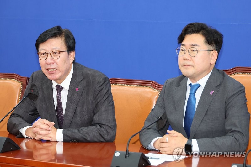 박찬대 <b>원내대표</b>와 대화하는 <b>박형준 부산시장</b>