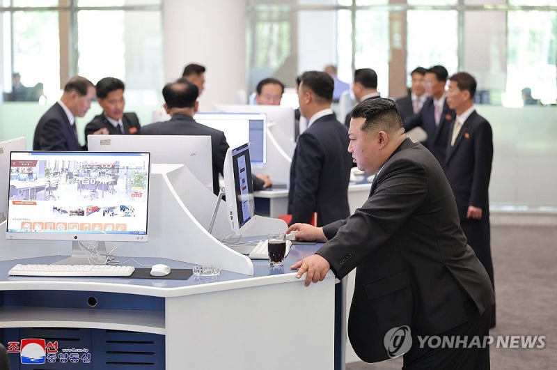 도서관에서 자료 열람하는 북한 <b>김정은</b>