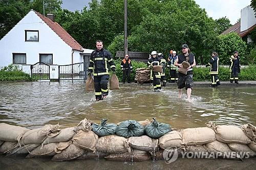 독일 홍수로 침수된 길에 모래주머니 쌓는 구조대원 [AFP=연합뉴스]