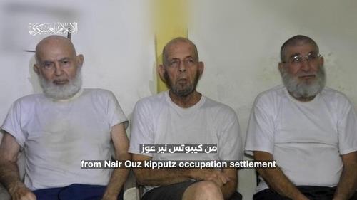 "여기서 우리를 늙게 놔두지 말라"
작년 12월 하마스가 공개한 영상 속 이스라엘 노인 인질들. 이들은 6개월 만에 모두 숨진 채 발견됐다. [엑스(X·옛 트위터) 캡처. 재판매 및 DB 금지]