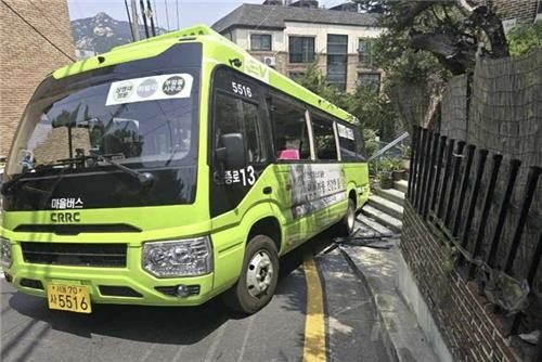경사 심한 <b>상명대</b> 앞 언덕서 <b>버스</b> 또 미끄러져 38명 부상