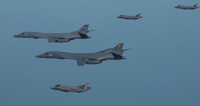 미 B-1B 전략폭격기, 연합공중훈련 시행
(서울=연합뉴스) 한미 공군이 19일 한반도 상공에서 한국측 F-35A 전투기와 미국 공군 B-1B 전략폭격기 및 F-16 전투기가 참여한 가운데 연합공중훈련을 실시하고 있