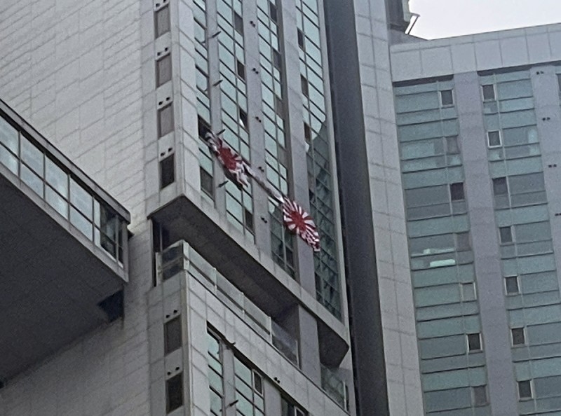 '<b>현충일</b>인데' 부산 한 <b>아파트 욱일기</b> 게양 ...시민들 공분