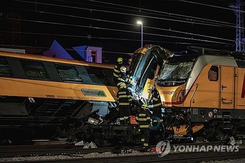 5일 체코에서 발생한 열차 충돌 사고 모습
[EPA=연합뉴스]