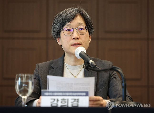 서울의대-서울대병원 비상대책위원회 기자간담회<br>(서울=연합뉴스) 류영석 기자 = 강희경 서울의대·서울대학교병원 교수협의회 비상대책위원장이 28일 서울 중구 프레스센터에서 열린 서울의대-서울대병원 비상대책위원회 기자간담