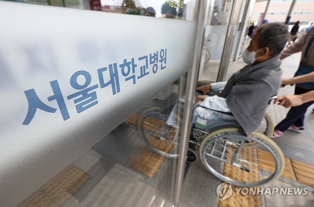 '교수 비대위 휴진 예고'…환자들은 어디로?<br>(서울=연합뉴스) 김성민 기자 = 서울의대·서울대병원 교수 비상대책위원회(비대위)는 전공의 사태가 해결되지 않을 경우 오는 17일부터 응급실과 중환자실 등 필수 부서를 제