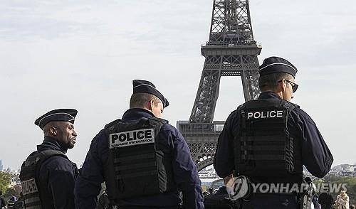 파리 에펠탑 주변 보안 근무하는 경찰들 
[AP 연합뉴스 자료사진. 재판매 및 DB 금지] 