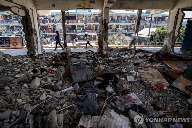 가자지구 중부 누세이라트 난민촌에 있는 유엔 학교 교실이 이스라엘군의 공습 등으로 폐허가 됐다.
[AFP 연합뉴스. 재판매 및 DB 금지]