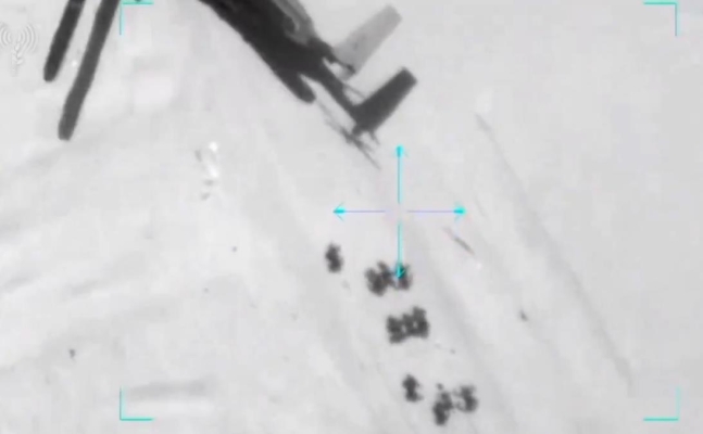 이스라엘군의 인질 구출. 검은 점으로 표시된 인질과 특수부대원들이 헬기에 접근하고 있다.
[이스라엘군 제공 영상 캡처. 재판매 및 DB 금지]