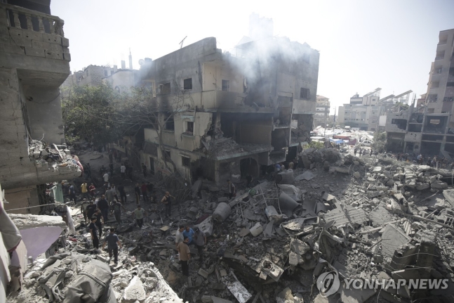 이스라엘군의 공습으로 폐허가 된 가자 중부 누세리아트 난민촌의 건물
[AP 연합뉴스. 재판매 및 DB 금지]