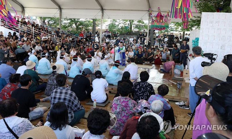흥겹고 신명 나는 <b>단오</b>굿