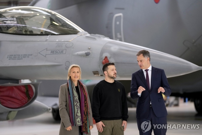 벨기에의 F-16 전투기를 둘러보는 젤렌스키 대통령(가운데)
[AP 연합뉴스 자료사진 재판매 및 DB 금지]