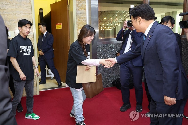 <b>전세사기</b> 피해자 맞이하는 <b>우원식</b> <b>의장</b>
