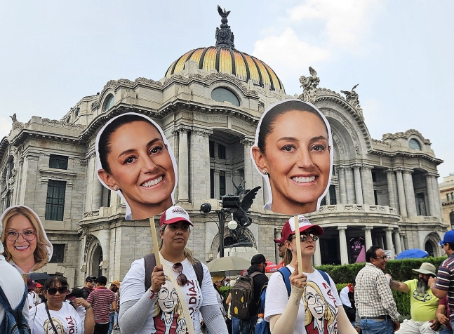 멕시코 대통령 당선자 셰인바움 얼굴 피켓 들고 행진하는 지지자들
[촬영 이재림 특파원]