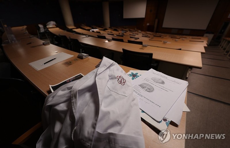 <b>국립대 교수들</b> "<b>의대생</b> 휴학 승인하고 경제적 피해 보상해달라"