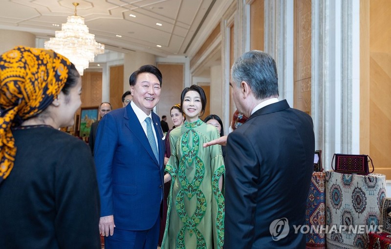 <b>투르크 최고지도자</b>, 尹<b>대통령</b> 부부에 국견 알라바이 선물