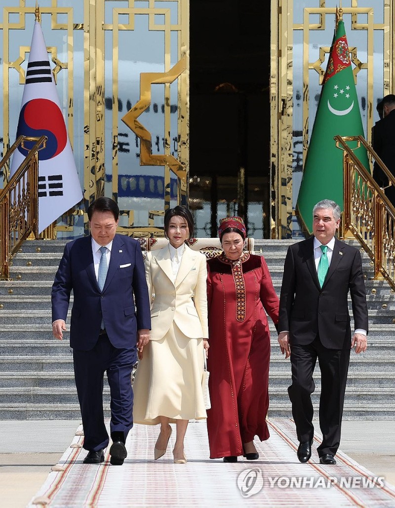 <b>투르크</b> 최고지도자 <b>부부</b> 환송받는 윤석열 <b>대통령 부부</b>