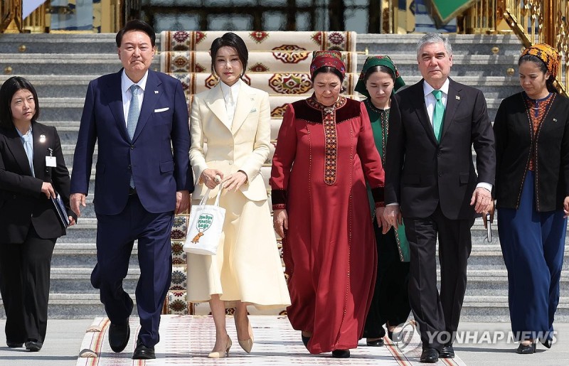 <b>투르크</b> 최고지도자 <b>부부</b> 환송받는 윤석열 <b>대통령 부부</b>