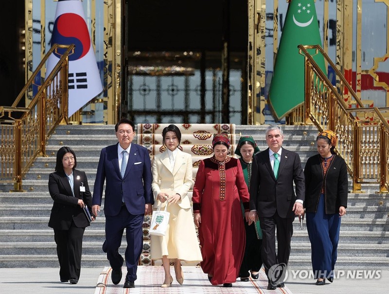 <b>투르크</b> 최고지도자 <b>부부</b> 환송받는 윤석열 <b>대통령 부부</b>
