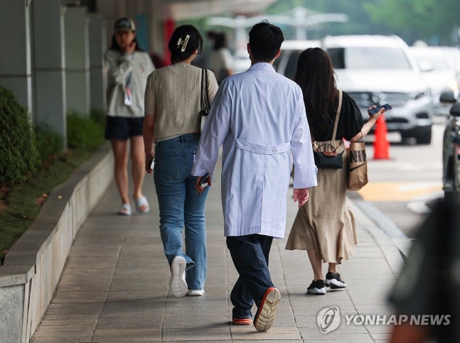 의정갈등의 끝은 어디
(서울=연합뉴스) 서대연 기자 = 서울의대 교수와 대한의사협회(의협)의 집단휴진 계획 발표에 이어 전국의과대학교수협의회(전의교협) 등이 동참 여부를 논의하기로 하는 등 의정갈등이 격화하고 있는