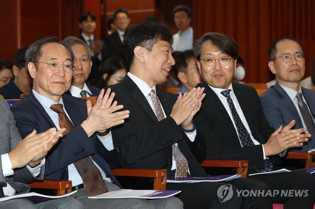 Dialogue between Lee Bok-hyun and Lee Jun-seo
(Seoul=Yonhap News) Reporter Kang Min-ji = Lee Bok-hyun, second from the left, Director of the Financial Supervisory Service, and Lee Jun-seo, President of the Korea Securities Society, are conversing at the 'Corporate Governance Seminar for Capital Market Advancement' held at the Financial Investment Association in Yeongdeungpo-gu, Seoul on the morning of the 12th. 2024.6.12 mjkang@yna.co.kr