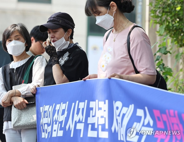 환자의 눈물 (서울=연합뉴스) 류영석 기자 = 서울대병원 교수들이 오는 17일부터 무기한 전체휴진을 예고한 가운데 12일 오전 서울 종로구 서울대학교병원 앞에서 열린 한국중증질환연합회 주최 휴진 중단 촉구 기자회견에