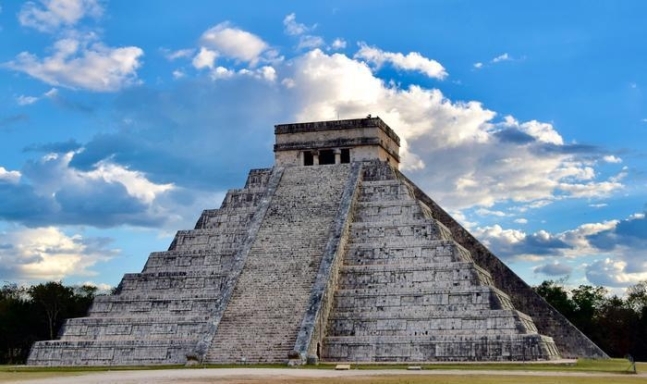 고대 마야 도시 치첸이트사에서 가장 큰 사원인 엘 카스티요
쿠쿨칸 사원(Temple of Kukulcan)으로도 알려진 엘 카스티요(El Castillo)는 마야 유적지인 멕시코 유카탄반도 치첸이트사에서 가장 큰 마