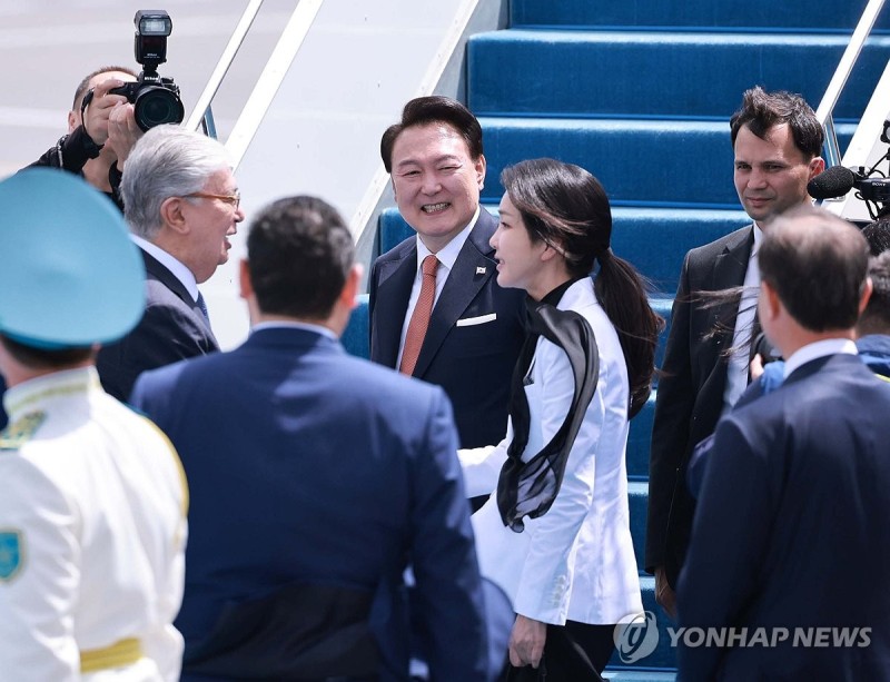 <b>카자흐 대통령 환송</b> 받는 윤석열 대통령 부부