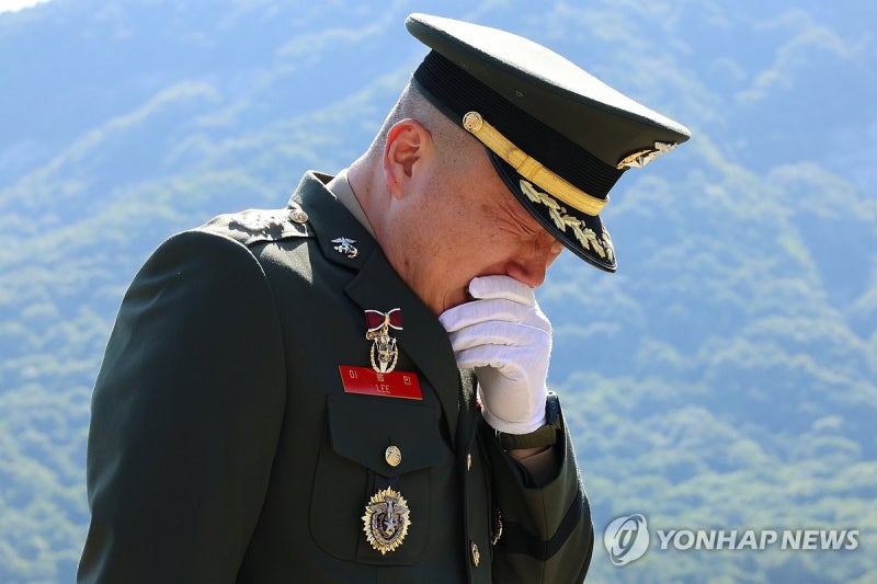 흐느끼는 <b>채상병</b> 전 <b>대대장</b>