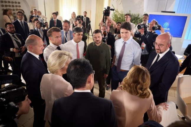13일(현지시간) 볼로디미르 젤렌스키 우크라이나 대통령(가운데)과 G7 정상들
[우크라이나 대통령실 제공. 재판매 및 DB 금지]