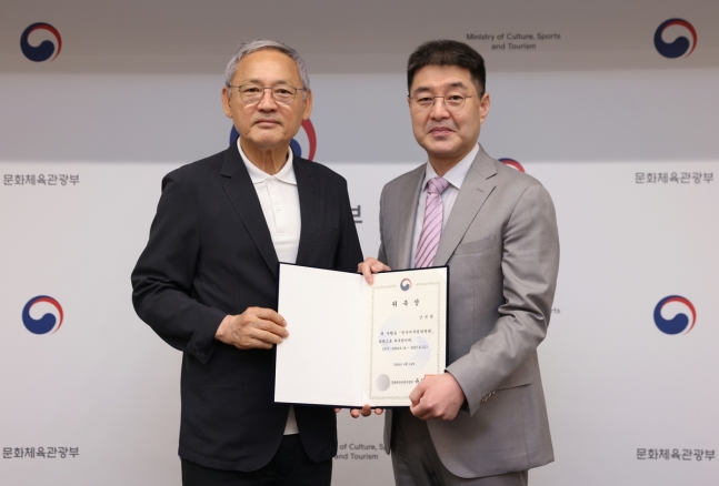 한국저작권위원회 위원장 임명장 수여 유인촌 문화체육관광부 장관이 14일 서울 종로구 국립현대미술관 서울관에서 한국저작권위원회 위원장으로 선출된 강석원 위원에게 임명장을 수여한 뒤 기념 촬영을 하고 있다. [문화체육