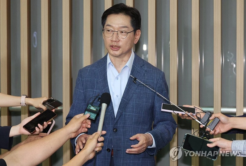 출국 <b>김경수</b>, 국회 파행에 "<b>정치</b>는 희망주고 갈등조정자 돼야"
