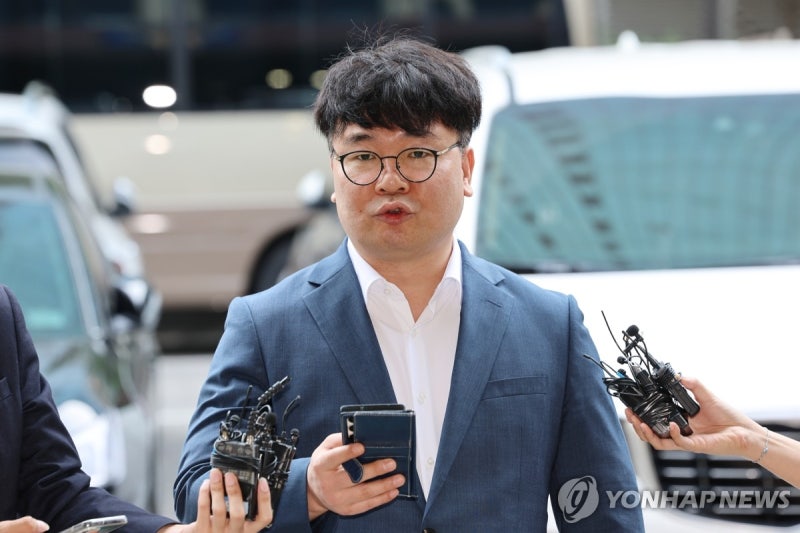'김여사 명품백' 구입한 서울의소리 기자 <b>경찰</b> 출석