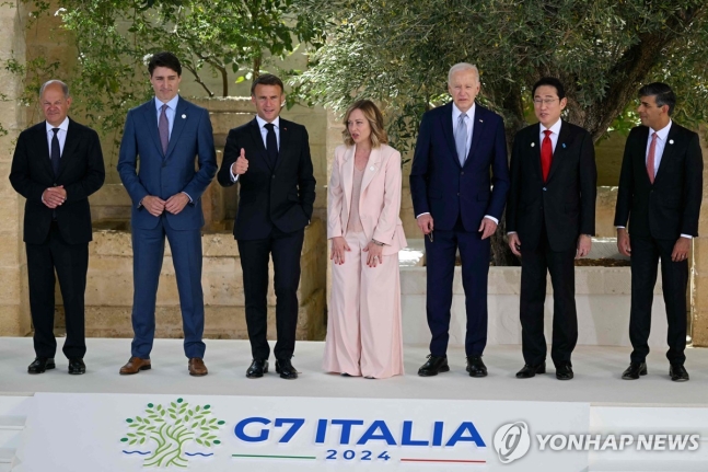 G7 정상회의 참석한 정상들 (브린디시[이탈리아 풀리아주] AFP=연합뉴스) 13일(현지시간) 이탈리아 풀리아주 브린디시의 보르고 에냐치아 리조트에서 개막한 주요 7개국(G7) 정상회의에 참석한 G7 정상들이 기념