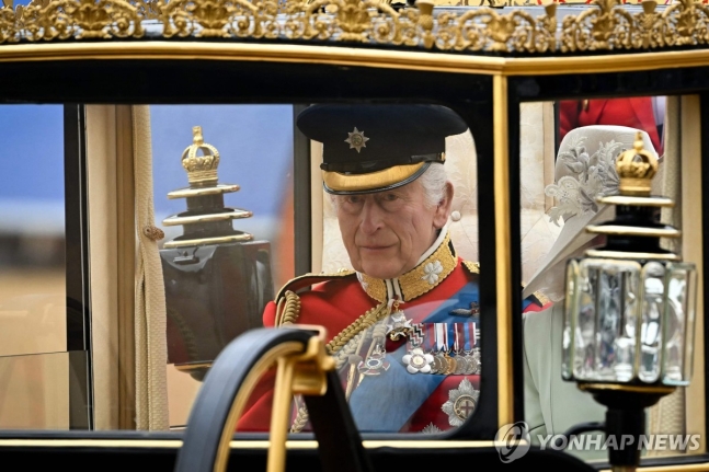 (런던 AFP=연합뉴스) 찰스 3세 영국 국왕이 공식 생일 행사인 군기분열식을 위해 15일(현지시간) 마차를 타고 호스가즈 퍼레이드로 들어서고 있다. 