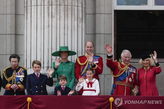 지난해 6월 열린 찰스 3세 국왕 공식생일 기념 군기분열식 '트루핑 더 컬러'(Trooping The Colour)에 참석한 영국 왕실 가족들 [AP=연합뉴스 자료사진]