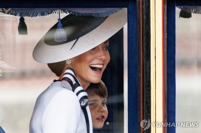 환하게 웃는 케이트 왕세자빈
(런던 로이터=연합뉴스) 케이트 미들턴 왕세자빈이 15일(현지시간) 찰스 3세 영국 국왕의 공식 생일 행사인 군기분열식에 마차를 타고 더몰을 지나고 있다.
