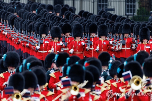 국왕 생일 기념 군기분열식
(런던 로이터=연합뉴스) 15일(현지시간) 찰스 3세 영국 국왕의 공식 생일 행사인 군기분열식이 열리고 있다.