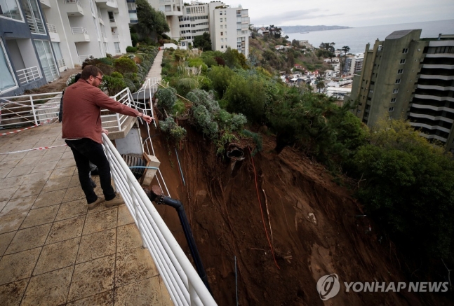 폭우가 덮친 칠레 해안도시 비냐델마르의 고급 아파트 단지 아래에 생긴 싱크홀
[로이터=연합뉴스]