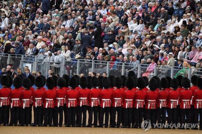 군기분열식 지켜보는 군중
(런던 로이터=연합뉴스) 15일(현지시간) 찰스 3세 영국 국왕의 공식 생일 행사인 군기분열식을 많은 사람이 지켜보고 있다.