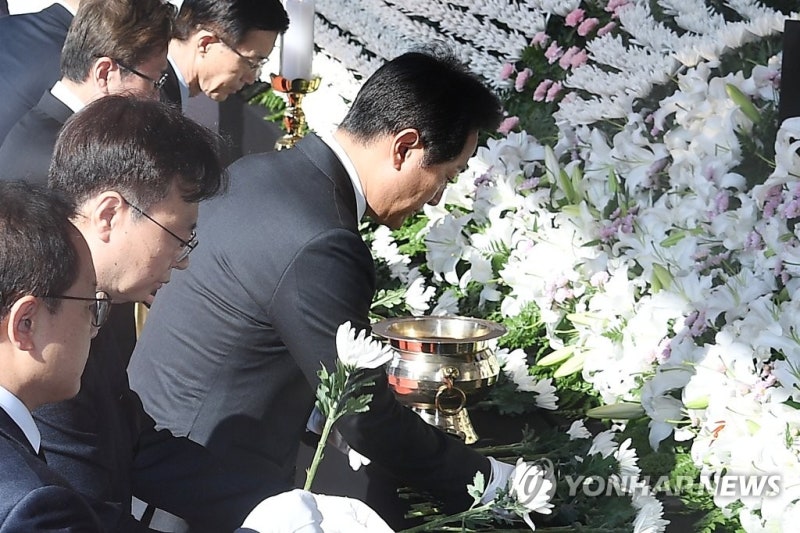 서울광장 <b>이태원 분향소</b> 내일 이전…오세훈, 유족 만나 위로