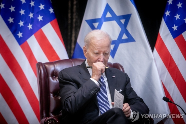 이스라엘 총리와 회담하는 바이든 미국 대통령
(텔아비브  EPA=연합뉴스) 조 바이든 미국 대통령이 18일(현지시간) 이스라엘 텔아비브에서 베냐민 네타냐후 이스라엘 총리와 회담하고 있다. 이날 바이든 대통령은 가자지
