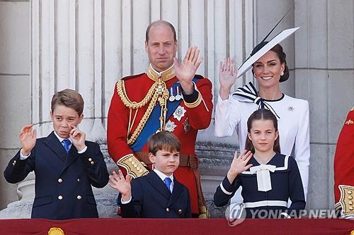 찰스 3세 국왕 생일행사에서 손을 흔들고 있는 윌리엄 왕세자 가족
[EPA=연합뉴스 자료사진. 재판매 및 DB금지]
