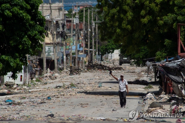 황폐화한 아이티 거리에서 성경 들고 외치는 남성
(포르토프랭스 AFP=연합뉴스) 14일(현지시간) 아이티 수도 포르토프랭스에서 한 남성이 황폐화한 도로 한 가운데서 손에 성경을 들고 메시지를 전하고 있다. 2024.