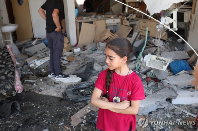 무너진 집에 서있는 팔레스타인 소녀
(제닌 EPA=연합뉴스) 12일(현지시간) 요르단강 서안 제닌에서 이스라엘군 공습으로 무너진 집에 한 팔레스타인 소녀가 서 있다. 2024.06.16