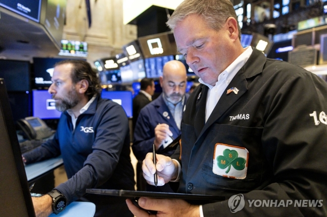 (뉴욕 EPA=연합뉴스) 15일(현지시간) 미국 뉴욕증권거래소(NYSE)에서 트레이더들이 업무를 보고 있다. [EPA=연합뉴스 자료사진] 